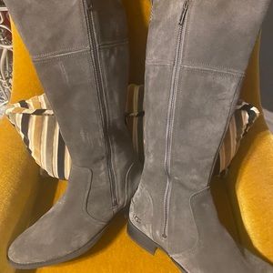 Ugg Suede Long Side Zipper Size Boots 10 M great condition, good neutral gray
